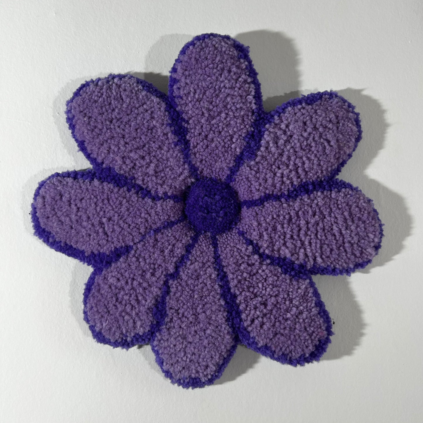 Fleur L violette en tufting.