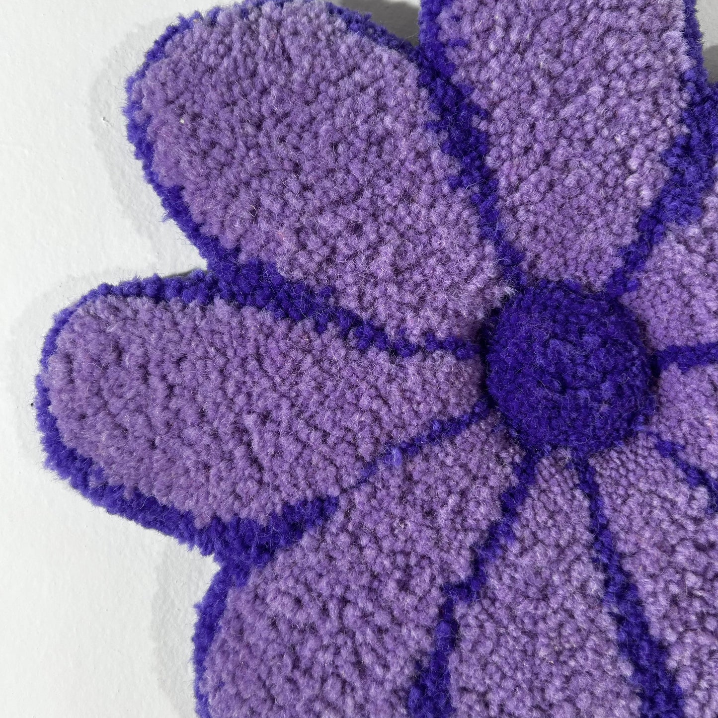 Fleur L violette en tufting.