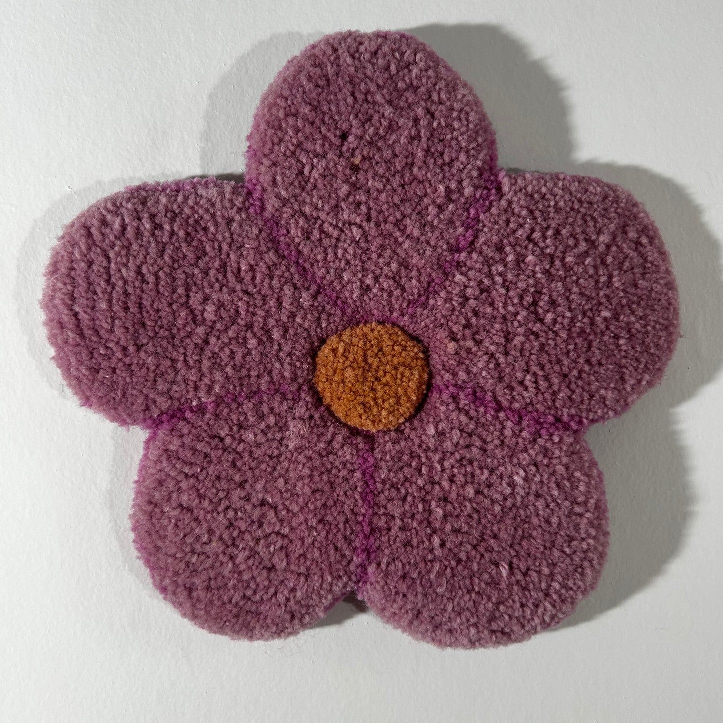 Fleur L rose et pêche en tufting.