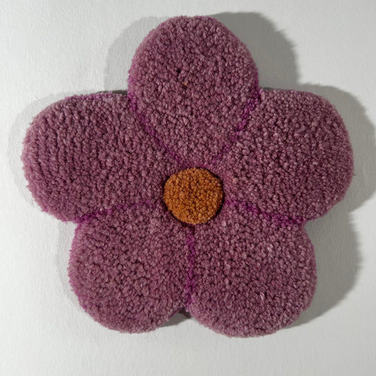 Fleur L rose et pêche en tufting.