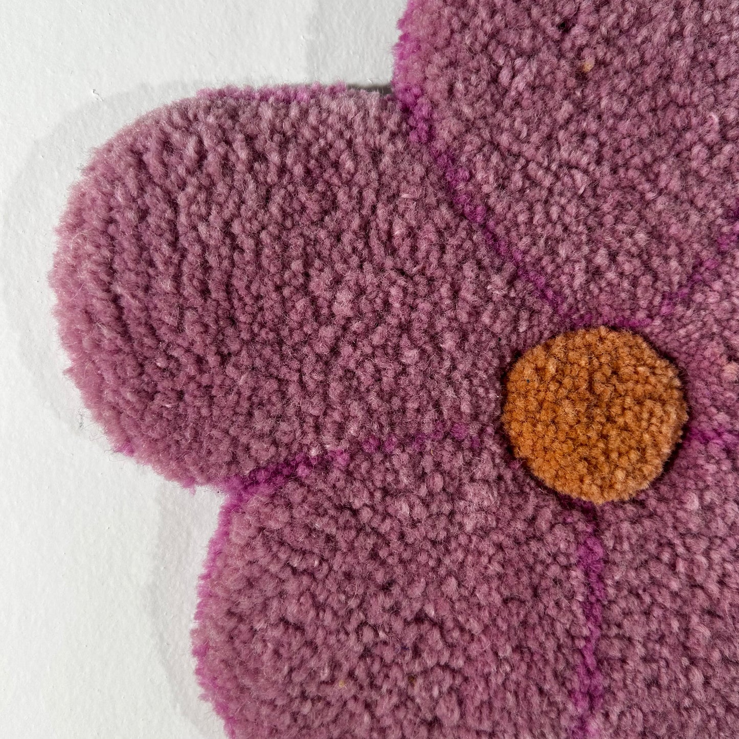 Fleur L rose et pêche en tufting.