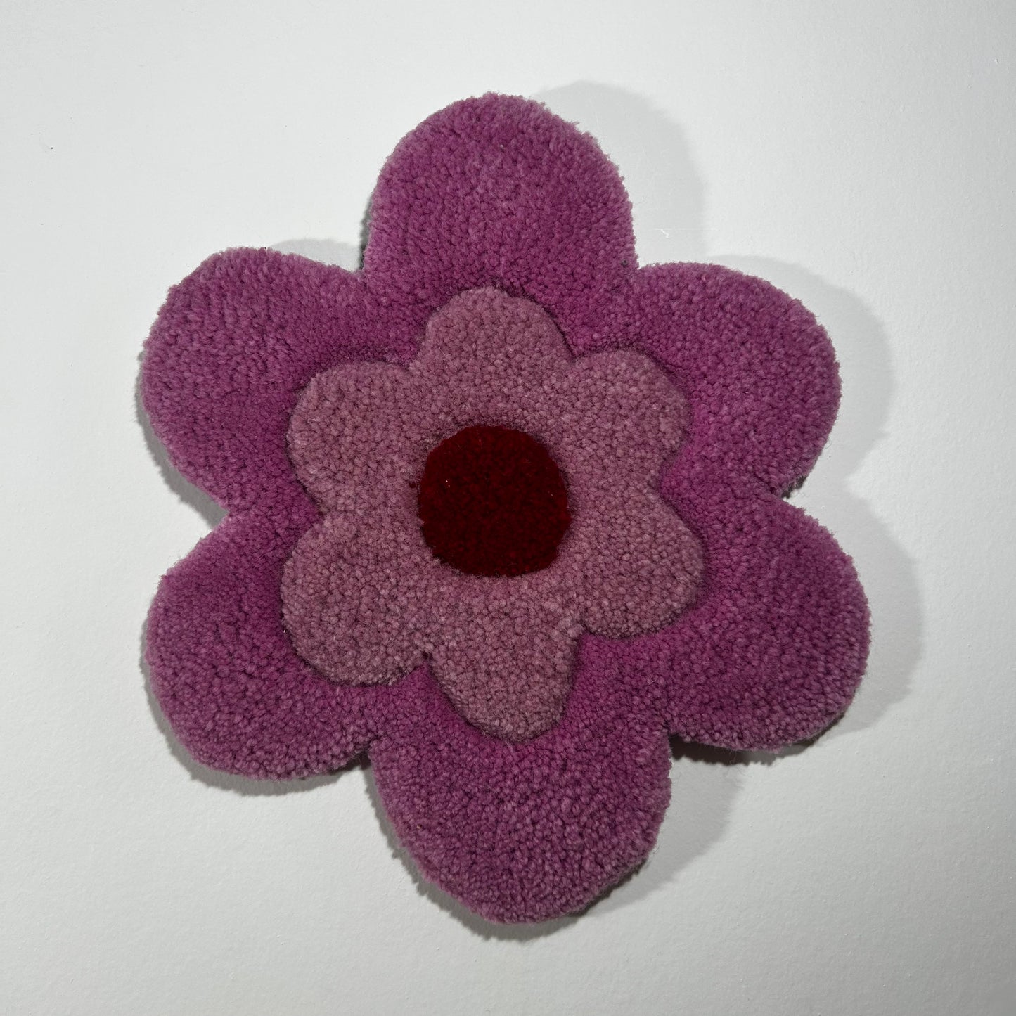 Fleur XL rose et rouge en tufting.