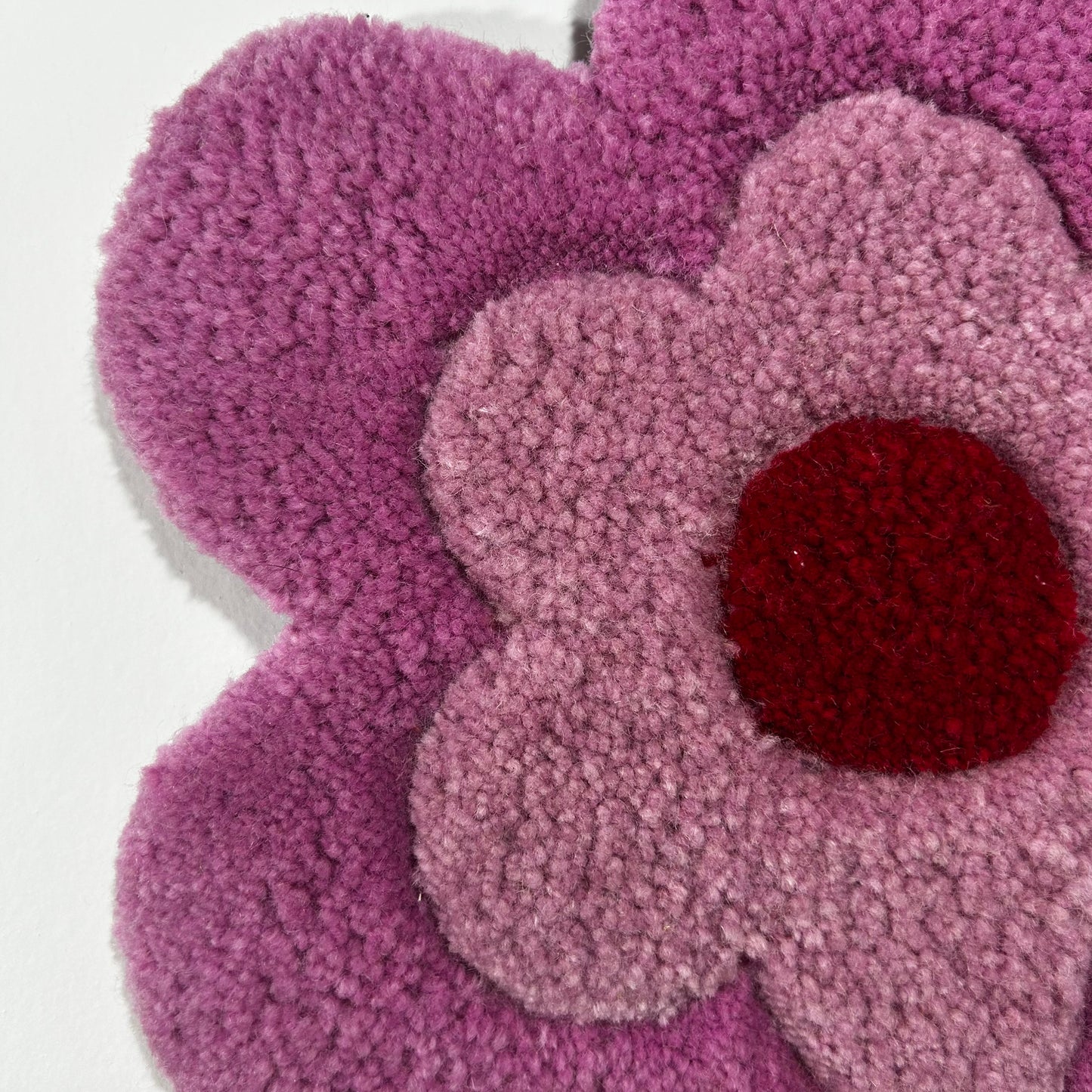 Fleur XL rose et rouge en tufting.