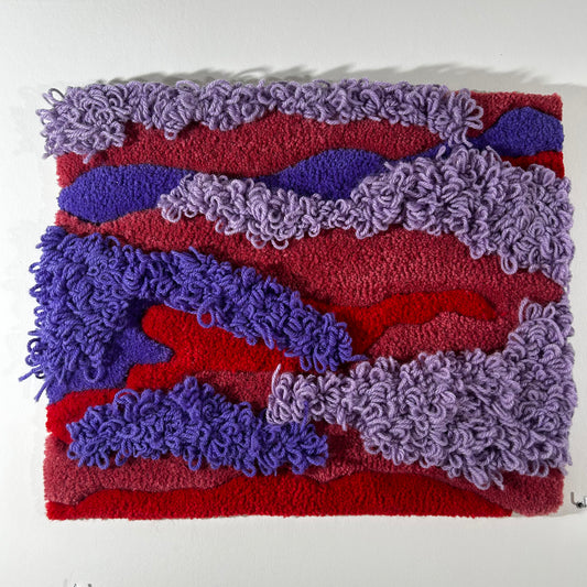Tableau violet, rouge et lilas en tufting.