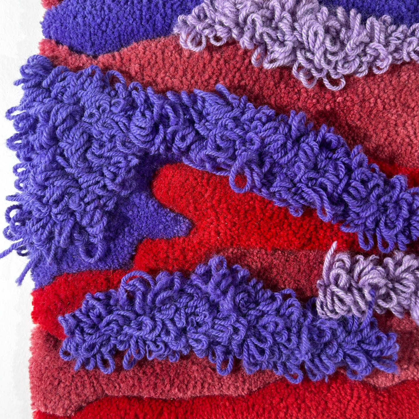 Tableau violet, rouge et lilas en tufting.