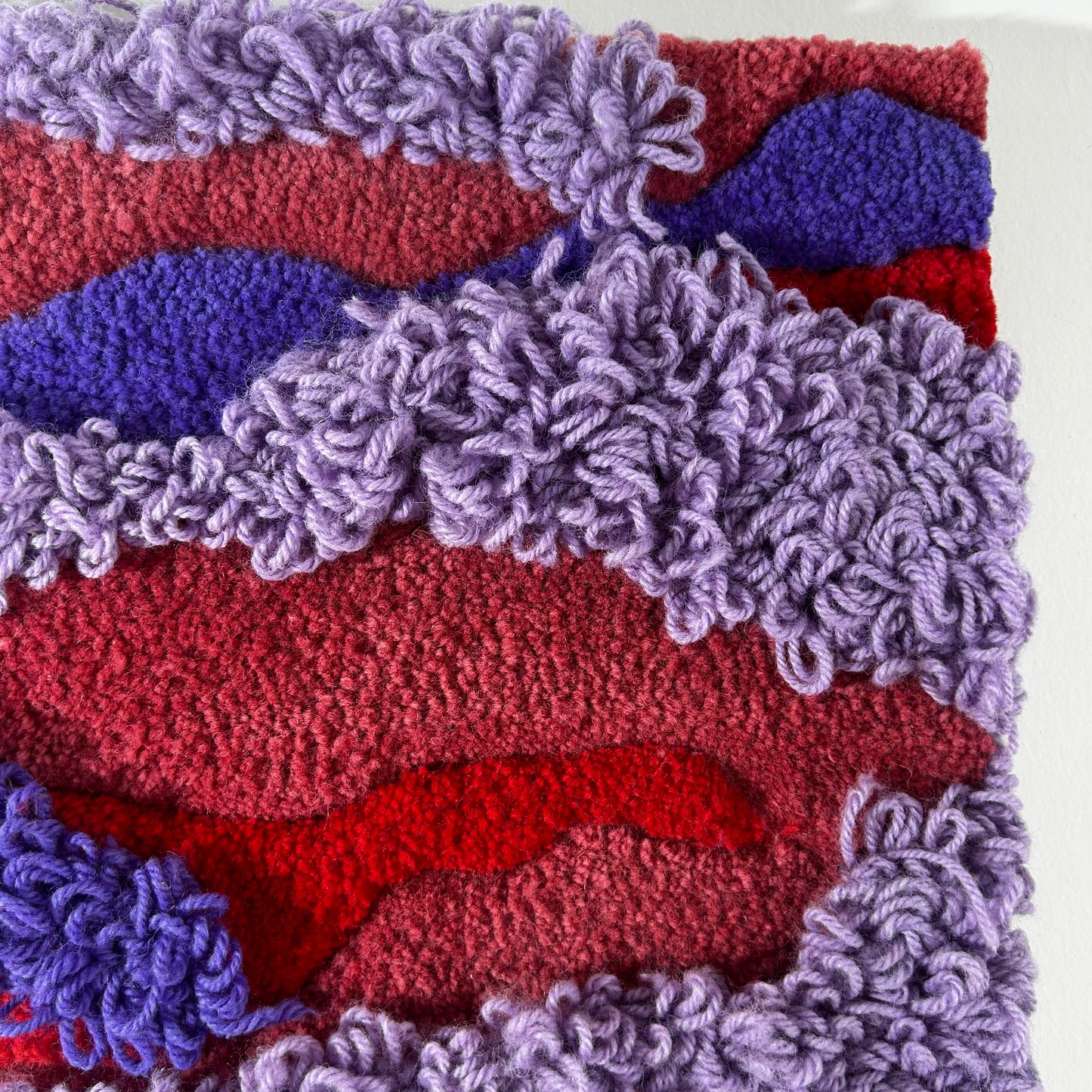 Tableau violet, rouge et lilas en tufting.