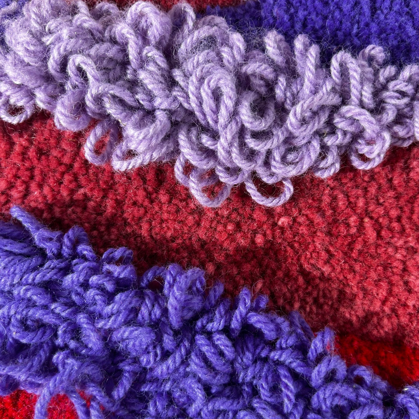 Tableau violet, rouge et lilas en tufting.