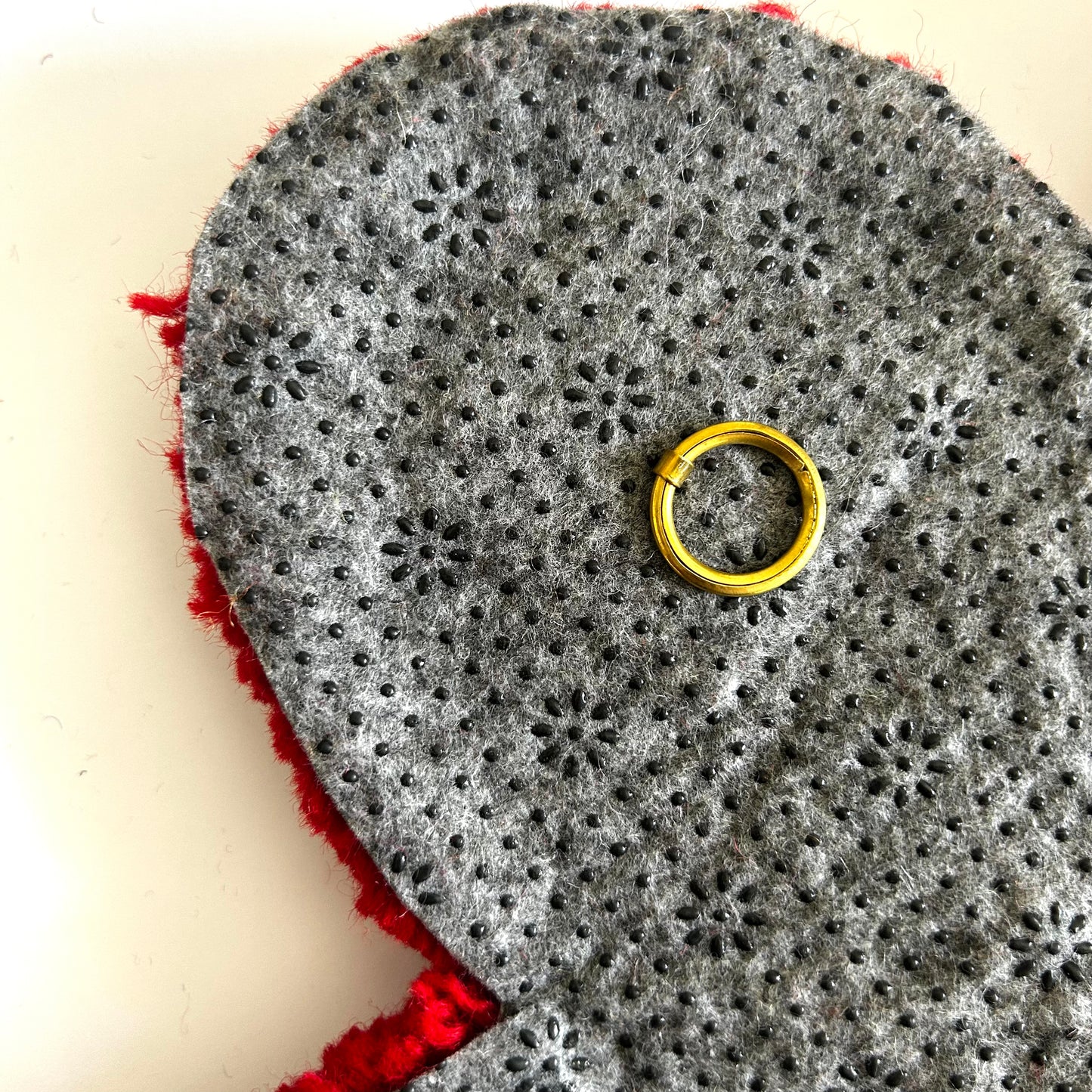 Fleur L rouge et verte en tufting.