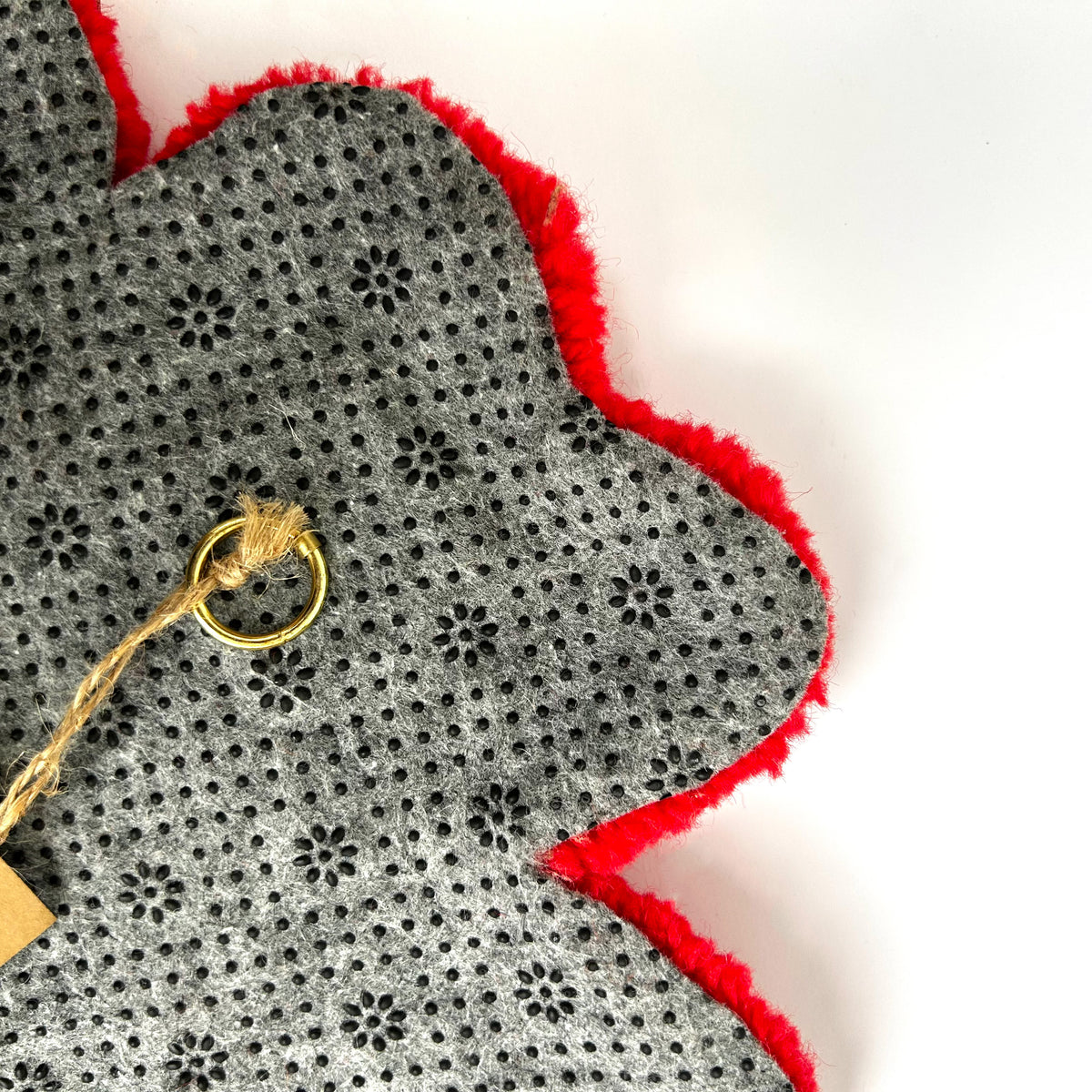 Fleur XL rouge et rose en tufting.